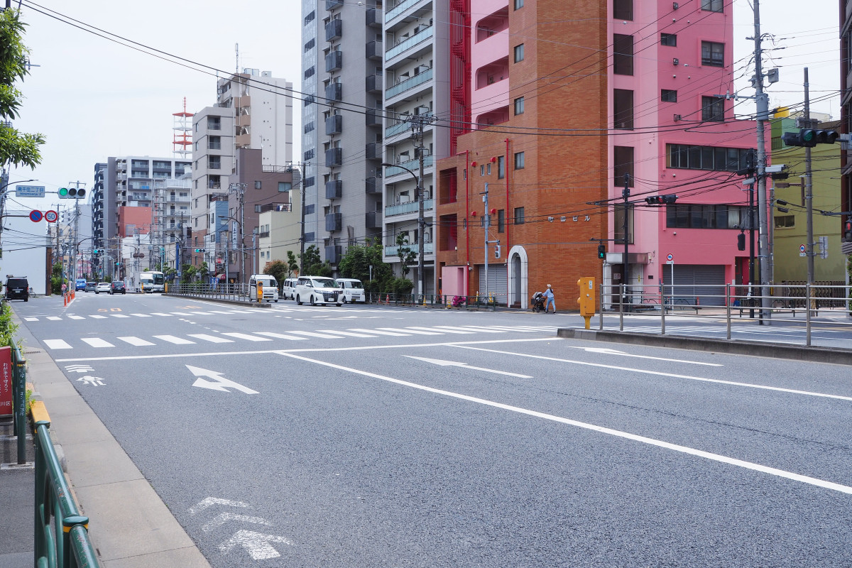 明治通りの南千住二丁目交差点付近。ここから南（写真右手）へ向かう。